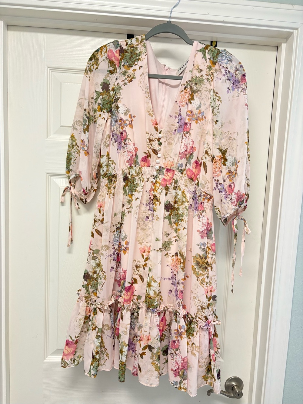 Taylor brand Women’s Pink Floral V-Neck Ruffle Puff Sleeve Dress Size 10